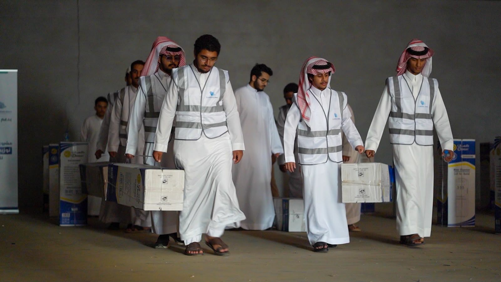 نفذنا مشروع توزيع برادات مياه للأسر المتعففة بدعم من منصة إحسان
